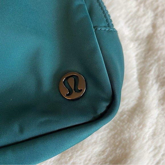 NWT Lululemon Large Everywhere Belt Bag - Picture 3 of 11